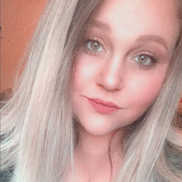 MEET YOUR POSHER | Becca - Picture 4 of 5